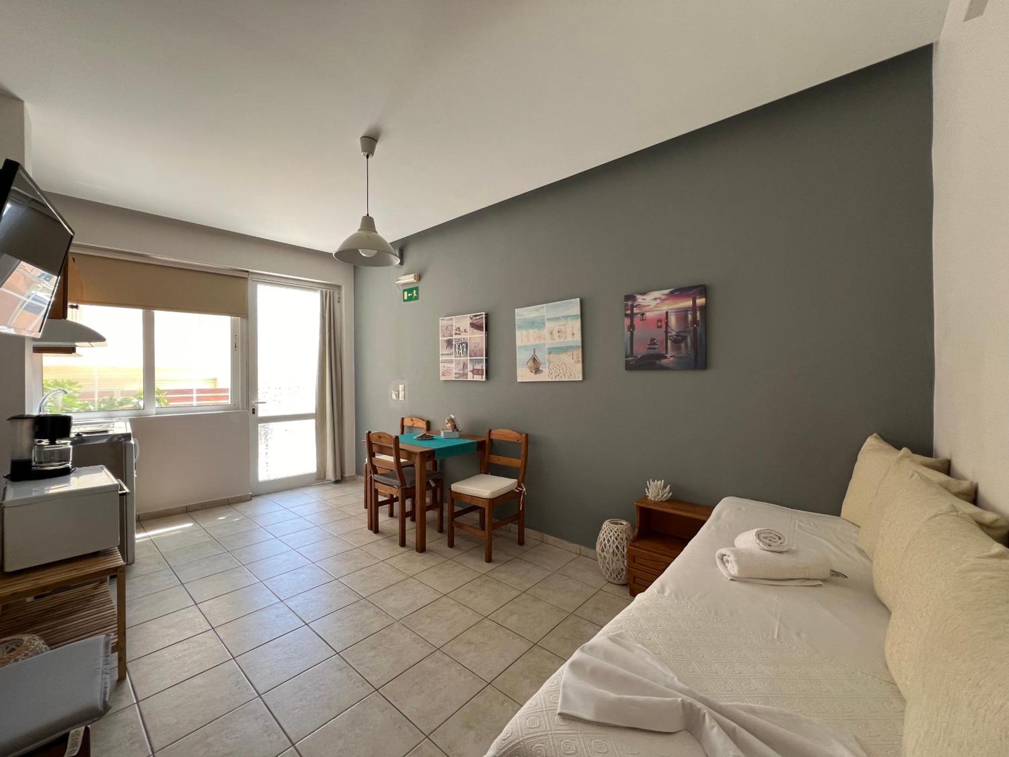 Artemis Rooms Two Steps By The Sea Platanias Exterior foto