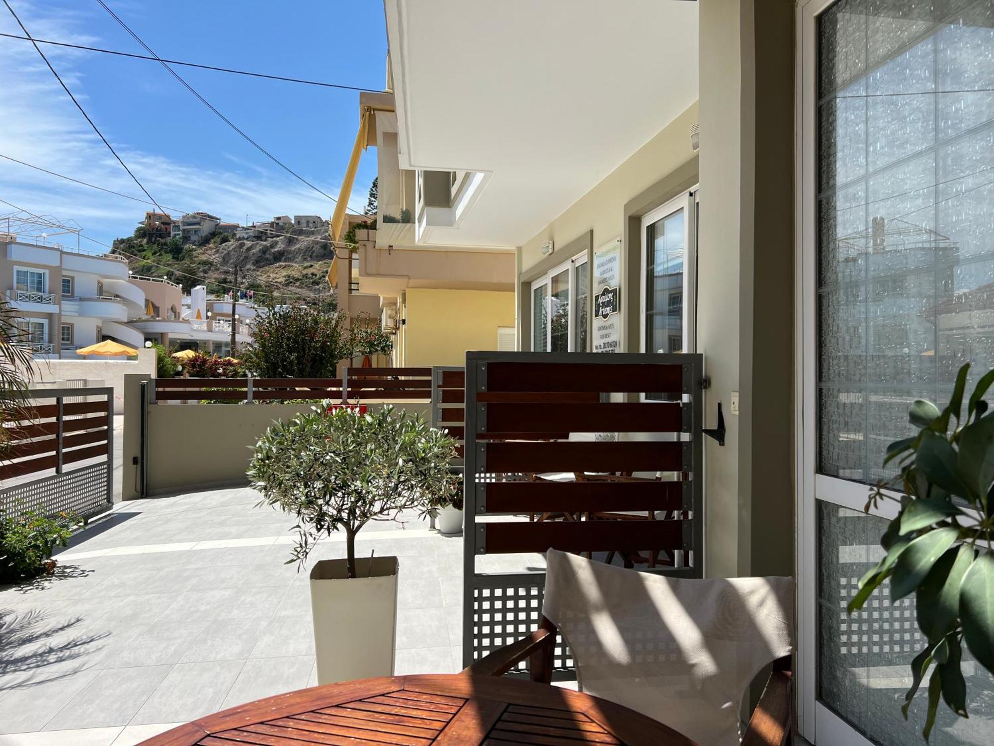 Artemis Rooms Two Steps By The Sea Platanias Exterior foto