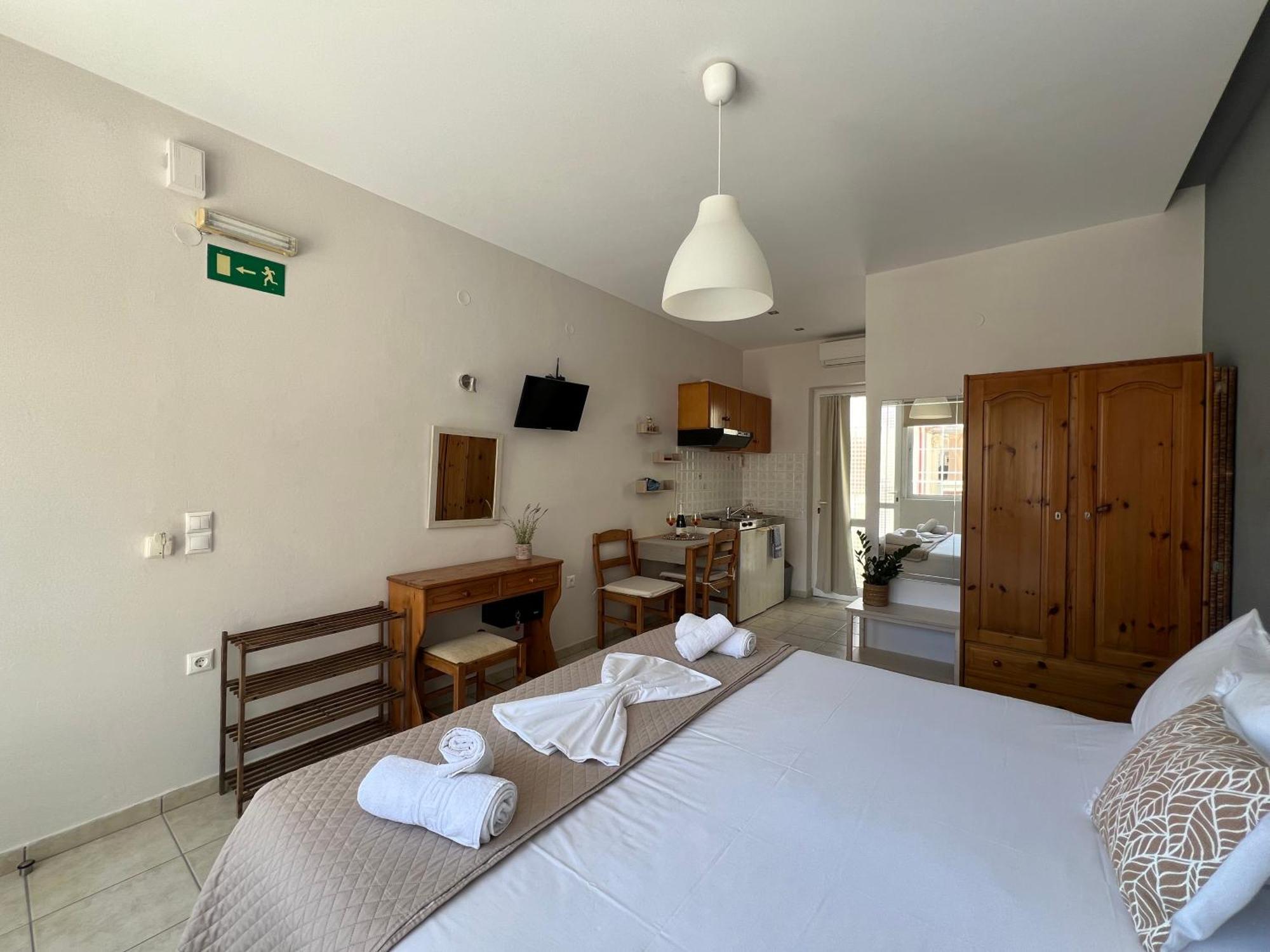 Artemis Rooms Two Steps By The Sea Platanias Exterior foto