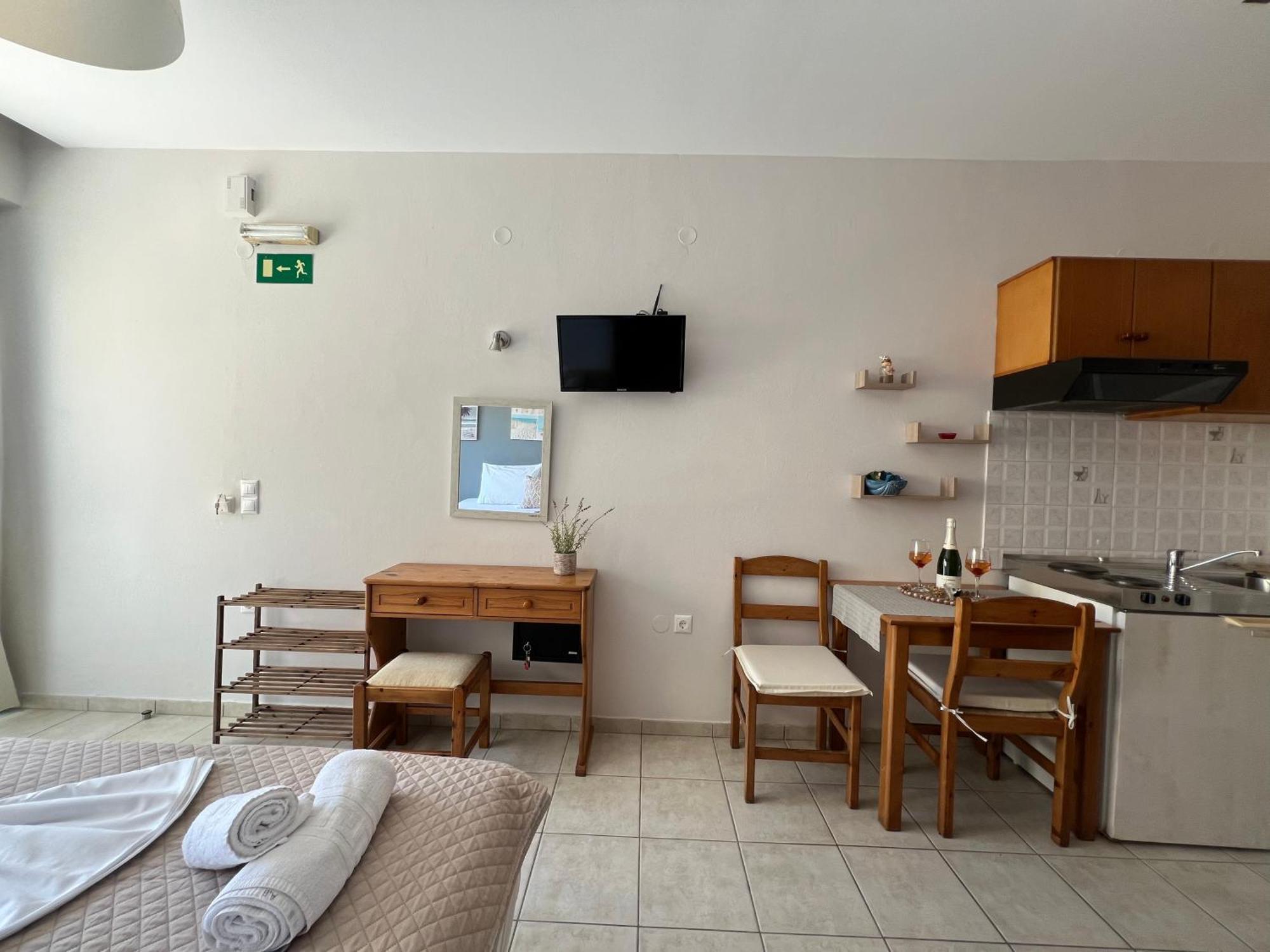 Artemis Rooms Two Steps By The Sea Platanias Exterior foto