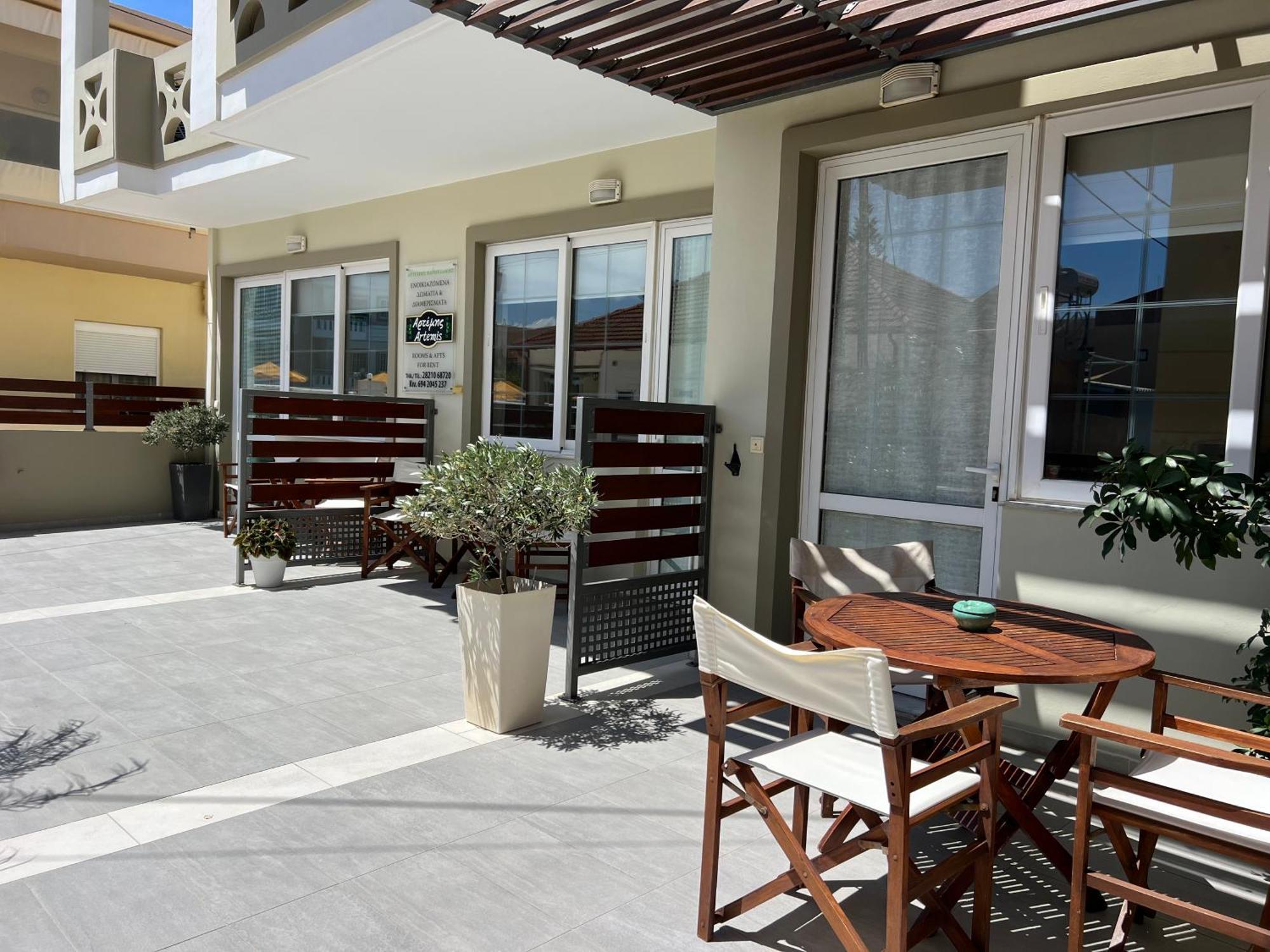 Artemis Rooms Two Steps By The Sea Platanias Exterior foto