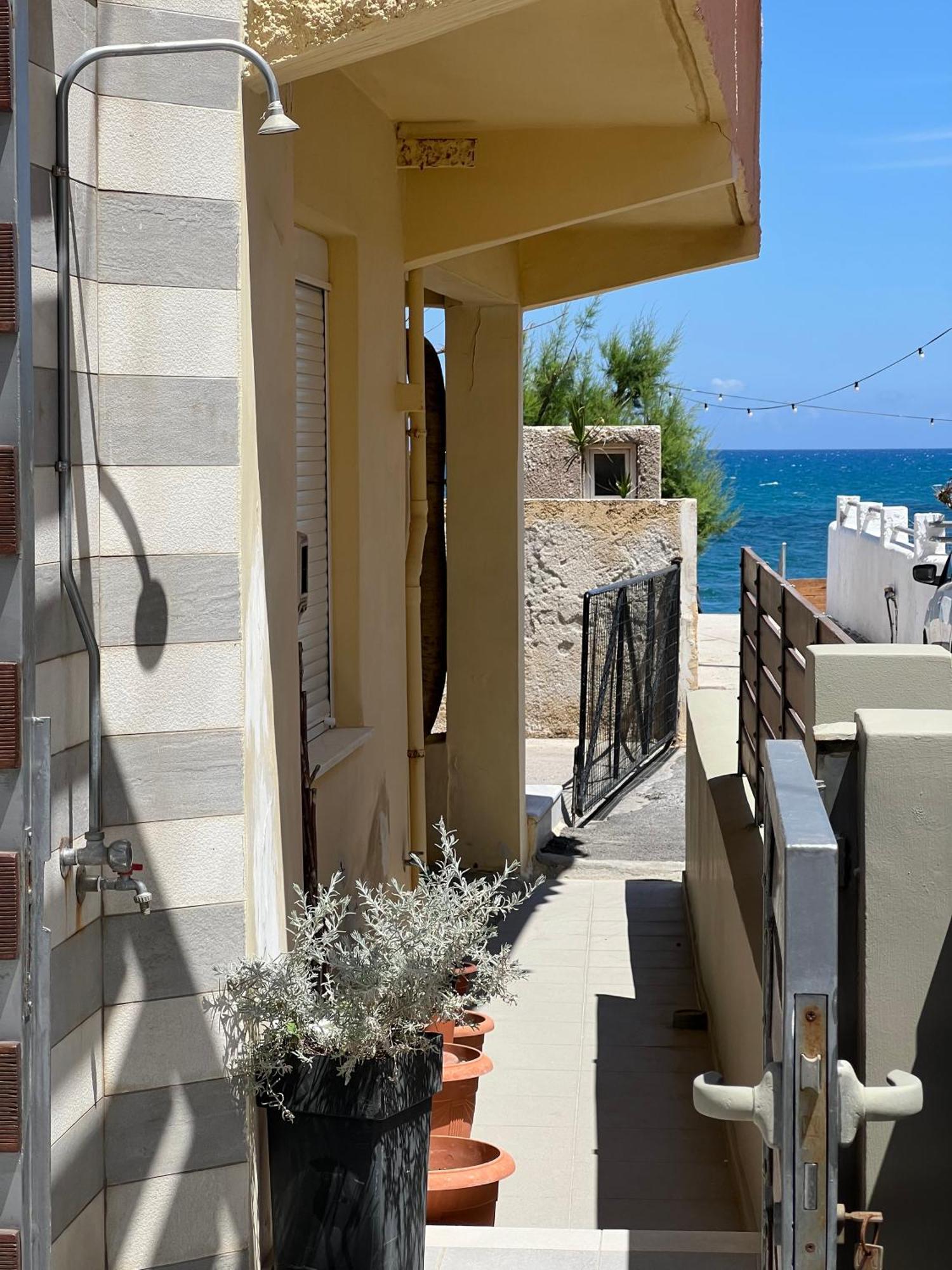 Artemis Rooms Two Steps By The Sea Platanias Exterior foto