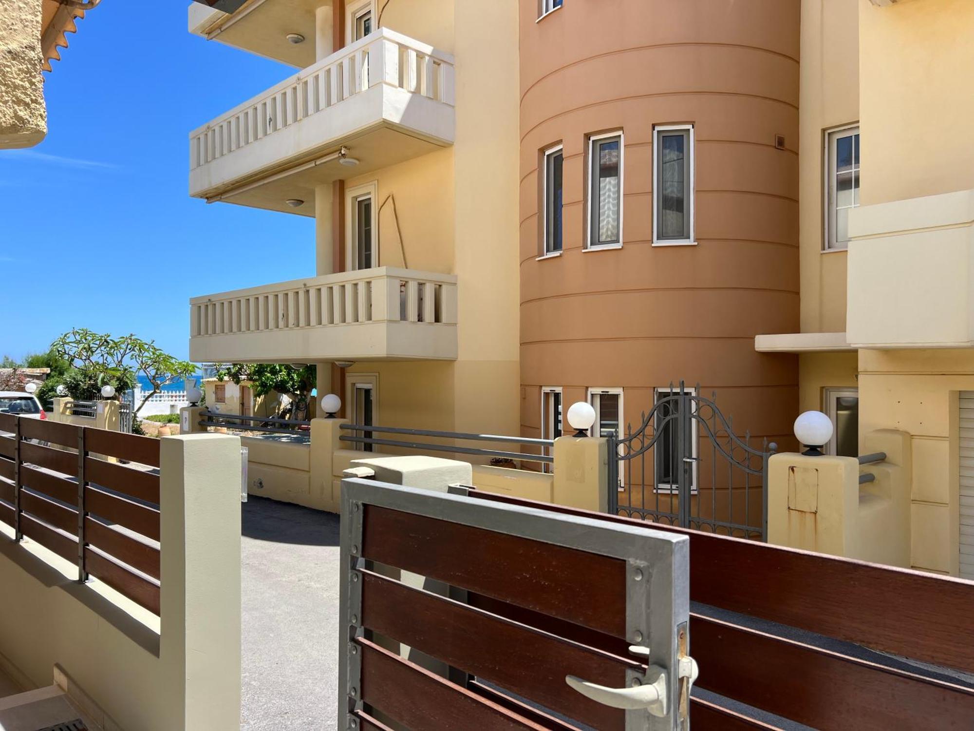 Artemis Rooms Two Steps By The Sea Platanias Exterior foto