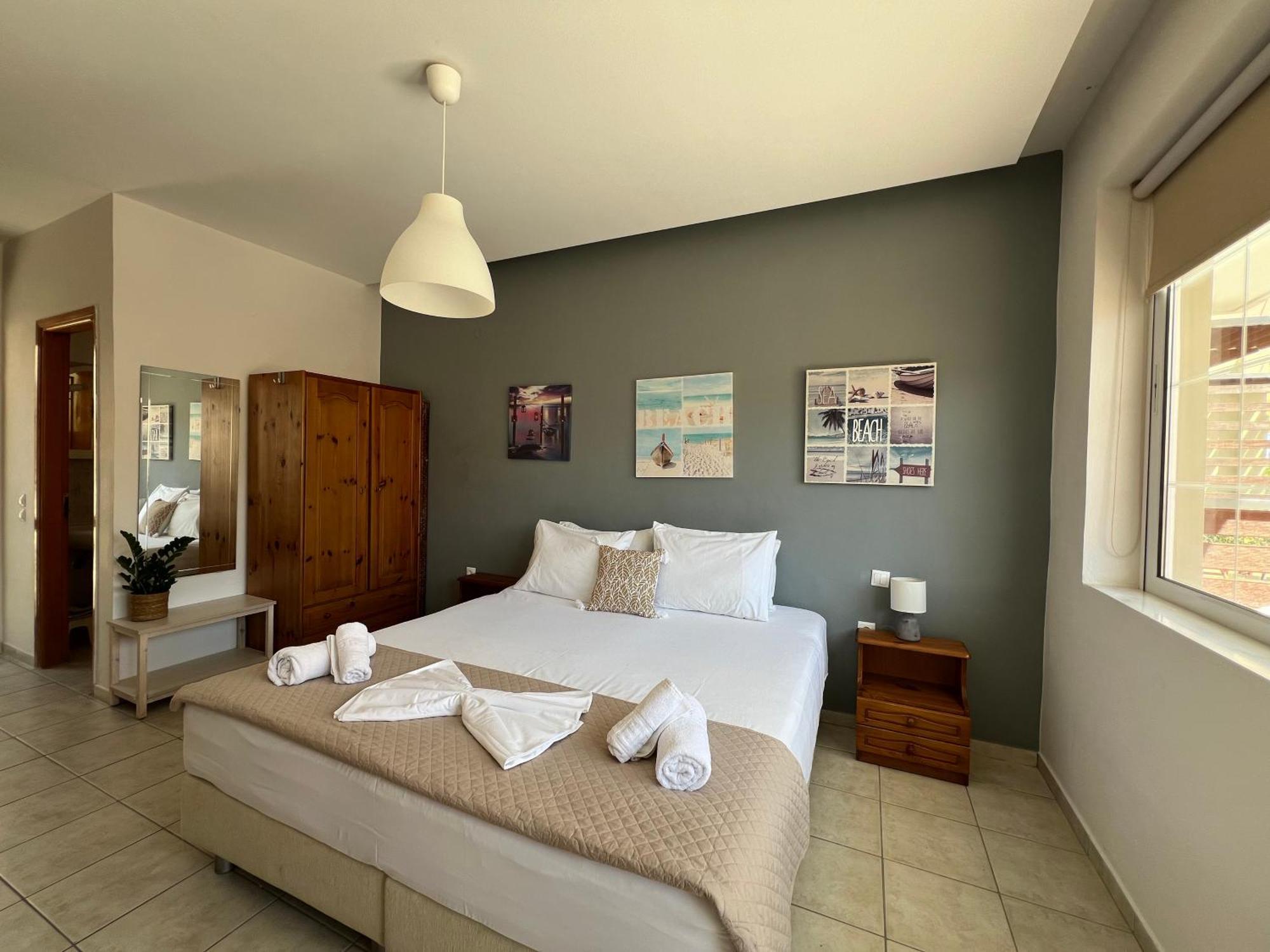 Artemis Rooms Two Steps By The Sea Platanias Exterior foto