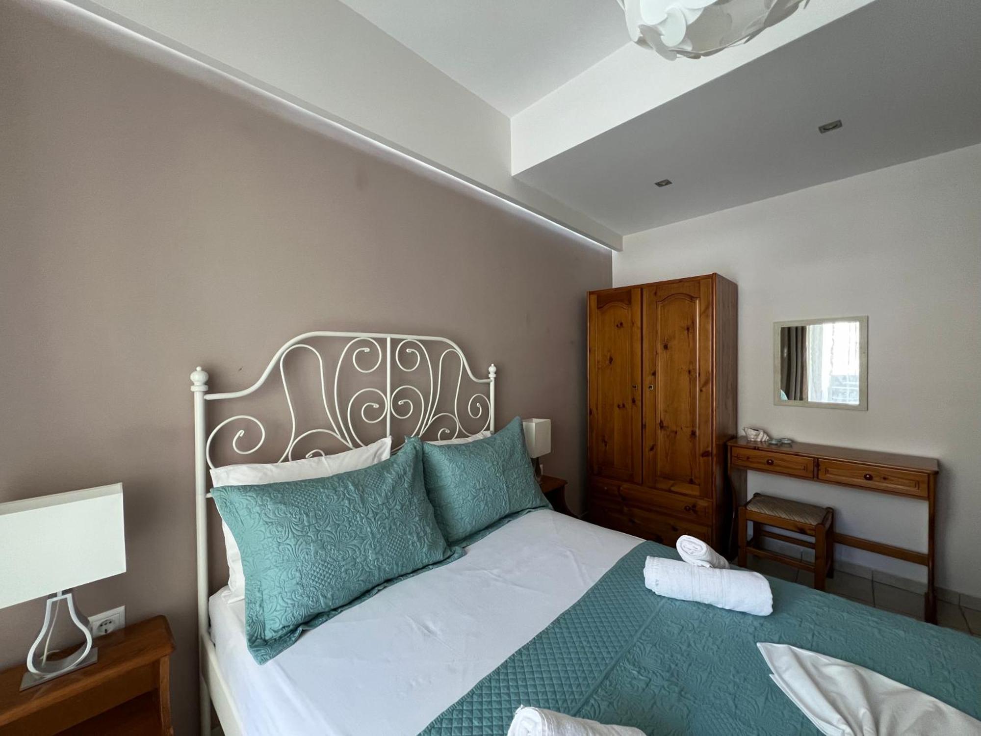 Artemis Rooms Two Steps By The Sea Platanias Exterior foto