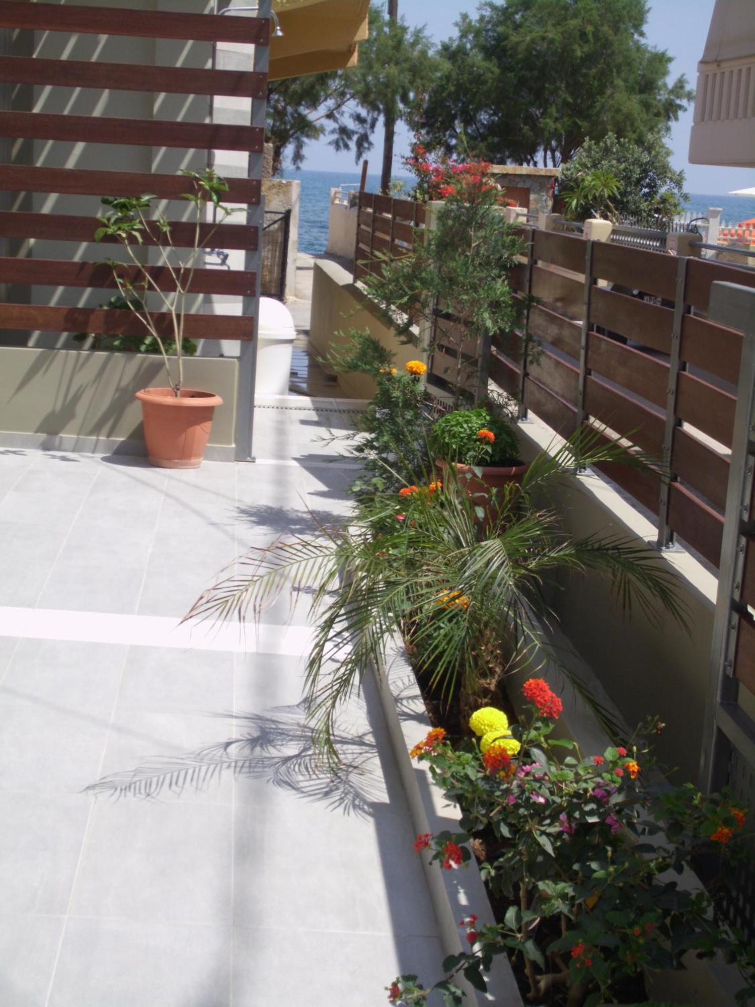 Artemis Rooms Two Steps By The Sea Platanias Exterior foto
